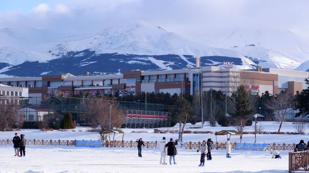 Erzurum'da buz tutmuş havuzda paten keyfi - Resim: 1
